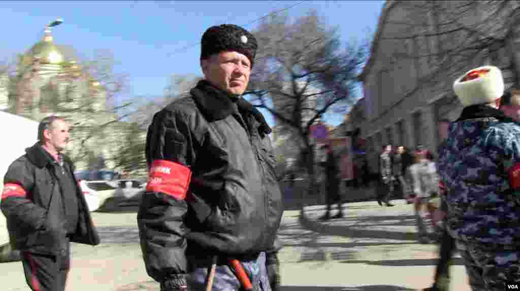 A Pro-Russian “Self Defense” patrol outside parliament in Simferopol, March 3, 2014 (Sebastian Meyer/VOA)