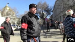 A Pro-Russian “Self Defense” patrol outside parliament in Simferopol, March 3, 2014 (Sebastian Meyer/VOA)