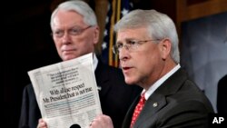 Senator Roger Wicker (kanan) dalam konferensi pers mengenai surat beracun yang ditujukan padanya (16/4). 