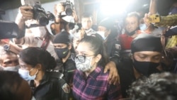 চিত্রনায়িকা পরীমনিকে আটক করে নিয়ে যাচ্ছে আইন শৃঙ্খলা রক্ষাকারী বাহিনী। ৪ আগস্ট, ২০২১।