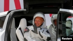 Crew Dragon အာကာသယာဉ်နဲ့ လိုက်ပါသွားတဲ့ အမေရိကန် အာကာသယာဉ်မှူး Douglas Hurley နဲ့ Bob Behnken. (မေ ၃၀၊ ၂၀၂၀)
