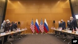 美国常务副国务卿谢尔曼与俄罗斯副外长里亚布科夫在日内瓦参加安全会谈。(2022年1月10日)