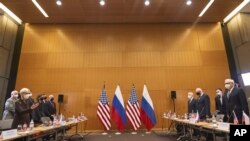 Американская и российская делегации на переговорах в Женеве, Швейцария. 10 января 2022 г.