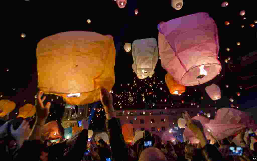Paper lanterns are released as a part of Christmas festivities in Zagreb, Croatia, Dec. 22, 2014.