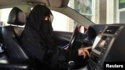 2013年10月22日沙特阿拉伯一名妇女开车。
