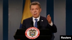 Colombia's President Juan Manuel Santos talks during a news conference after a meeting with former Colombian President Alvaro Uribe at Narino Palace in Bogota, Colombia, Oct. 5, 2016. 