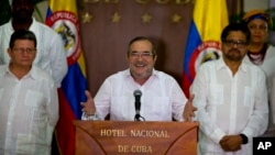 El comandante de las FARC, Rodrigo London, alias Timochenko o Timoleón Jiménez habla durante una conferencia de prensa acompañado por Iván Márquez (derecha), jefe negociador de la guerrilla.