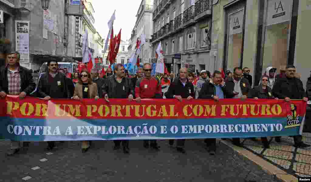 O dia que acabou em tumulto começou com manifestações pacíficas