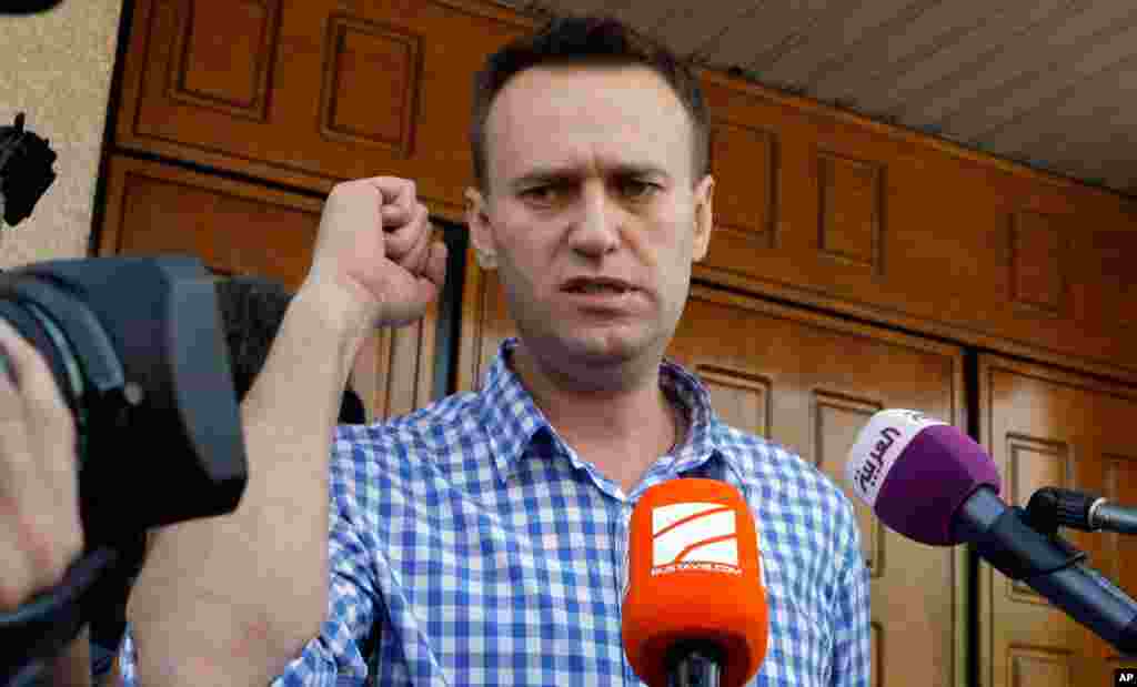 Russian opposition leader Alexei Navalny speaks to the media at the headquarters of the Russian Investigation committee in Moscow, June 12, 2012. (AP)