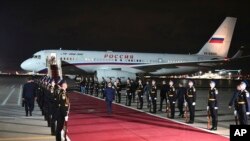 El presidente ruso Vladimir Putin (centro al fondo) se prepara para recibir a los presos rusos liberados en un canje con Estados Unidos, en el aeropuerto Vnukovo en las afueras de Moscú, Rusia, el jueves 1 de agosto de 2024. 