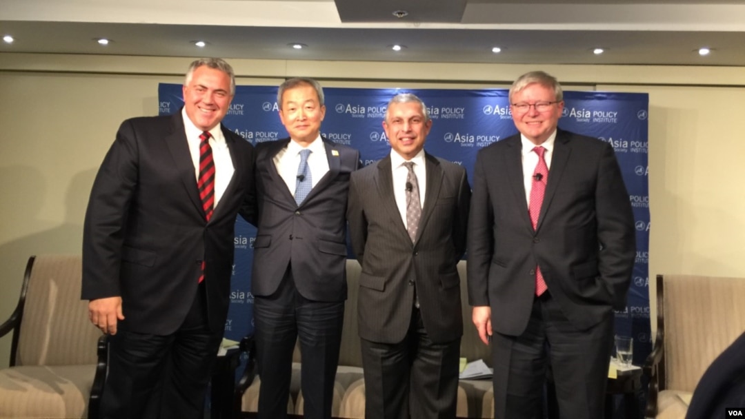 澳大利亞、南韓、新加坡駐美大使與澳大利亞前總理陸克文（從左至右）給川普建言 (美國之音莉雅拍攝)
