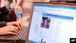 ความสุขลดลง-ความมั่นใจหดหายเมื่อติด Facebook มากเกินไป