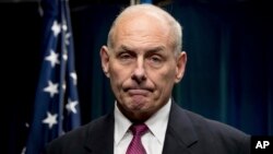 El secretario de Seguridad Nacional, John Kelly, visita la frontera suroeste de EE.UU.