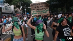 Mujeres gritan consignas durante el Día Internacional del Aborto Seguro en la Ciudad de México el 28 de septiembre de 2024. AFP