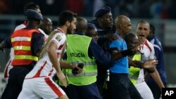 Les joueurs tunisiens bousculent l'arbitre, contestant contre un penlaty attribué en faveur de l'équipe de la Guinée équatoriale, Bata, 31 janvier 2015.