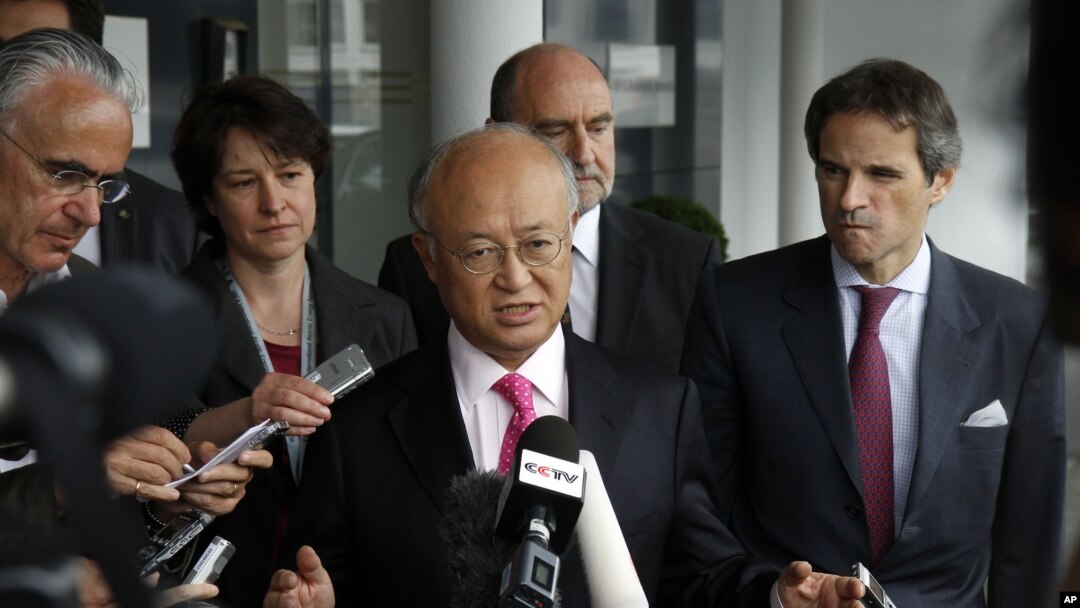 Tổng giám đốc IAEA Yukiya Amano (giữa) nói chuyện với phóng viên báo chí tại phi trường ở Vienne, 22/5/12 sau chuyến công du Iran 