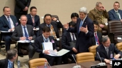 ລັດຖະມົນຕີການຕ່າງປະເທດ ສະຫະລັດ ທ່ານ John Kerry, ກາງຂວາ, ໄປເຖິງກອງປະຊຸມໂຕະມົນ ກ່ຽວກັບ ການສະໜັບສະໜູນທີ່ເດັດຂາດ ຢູ່ທີ່ສຳນັກງານໃຫຍ່ ຂອງອົງການ NATO ໃນນະຄອນຫຼວງ Brussels, ວັນທີ 1 ທັນວາ 2015.