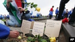 Partisipan menyalakan lilin di jalanan Birkenau dalam perayaan tahunan 'March of The Living' menelusuri rute menuju bekas kamp maut Nazi 'Auschwitz' dan 'Birkenau', Polandia (28/4). 