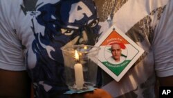 Seorang pria India memegang lilin dalam aksi unjuk rasa untuk mendukung perwira angkatan laut India Kulbhushan Jadhav di Mumbai, India, 3 Juni 2017. (Foto:dok)