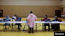 Un électeur arrive pour voter au bureau de vote du révérend John F. Cunningham Family Life Center lors des élections américaines de mi-mandat de 2022 à Dayton, Ohio, États-Unis, le 8 novembre 2022.