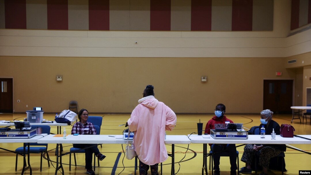 Seorang pemilih tiba untuk memberikan suara di tempat pemungutan suara Rev. John F. Cunningham Family Life Center selama pemilihan paruh waktu AS 2022 di Dayton, Ohio, AS, 8 November 2022. (REUTERS/Shannon Stapleton)