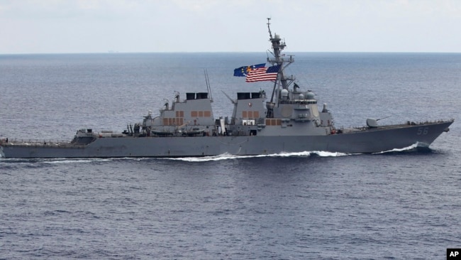 Tàu khu trục Mỹ USS McCain tuần tra Biển Đông.
