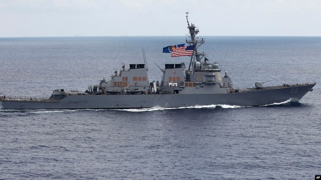 Khu trục hạm USS John S. McCain di chuyển trong vùng biển ven bờ biển của Việt Nam trong một bức hình chụp ngày 13 tháng 8, 2017.