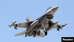 ເຮືອບິນຮົບ F-16 ຂອງ ເທີກີ ກຳລັງແລ່ນລົງຖານທັບອາກາດ Incirlik ໃນເມືອງ Adana ທາງພາກໃຕ້ຂອງປະເທດ ເທີກີ. 4 ກໍລະກົດ, 2012.