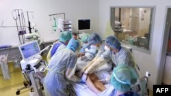 Medical staff take care of a Covid-19 patient in the Covid-19 intensive care unit of the community hospital (Klinikum Magdeburg) in Magdeburg, eastern Germany, on April 28, 2021, amid the novel coronavirus COVID-19 pandemic. (Photo by Ronny Hartmann / AFP)