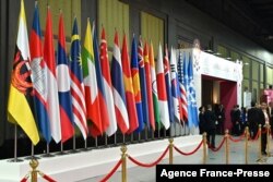 Bendera negara anggota Perhimpunan Bangsa-Bangsa Asia Tenggara (ASEAN) dikibarkan pada pertemuan puncak kelompok di Bangkok, Thailand, 4 November 2019. (Foto: AFP)