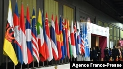 Bendera dari negara-negara kelompok ASEAN ditampilkan dalam KTT ASEAN di Bangkok, Thailand, pada 4 November 2019. (Foto: AFP/RomeoGacad)