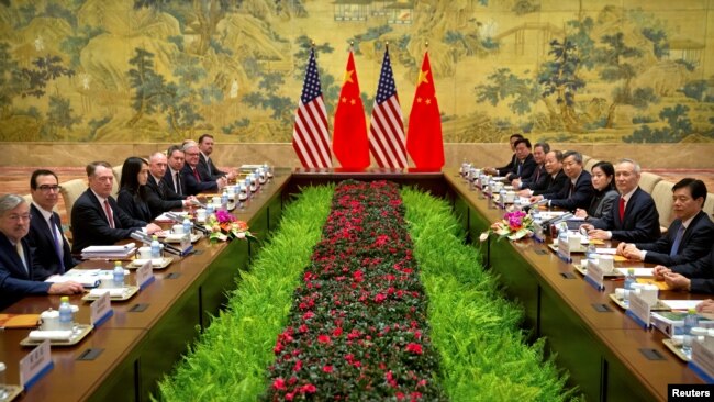 美国财政部长姆努钦和贸易代表莱特希泽等美国高官同中国副总理刘鹤率领的中方代表团在北京钓鱼台国宾馆举行美中高级别贸易谈判。(2019年2月14日)