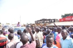 Wafuasi wa Mugisha Muntu wakimpokea wakati wa kampeni.