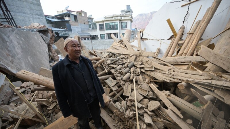Chinese Quake Victims Pulled to Safety in Subfreezing Weather, 131 Dead