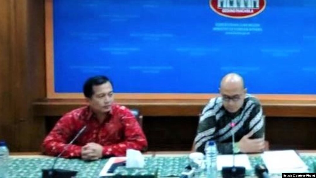 Direktur Perlindungan WNI Kementerian Luar Negeri Lalu Muhammad Iqbal (kiri) dan juru bicara Kemlu Arramanatha Nasir (kanan). (Foto: Setkab)