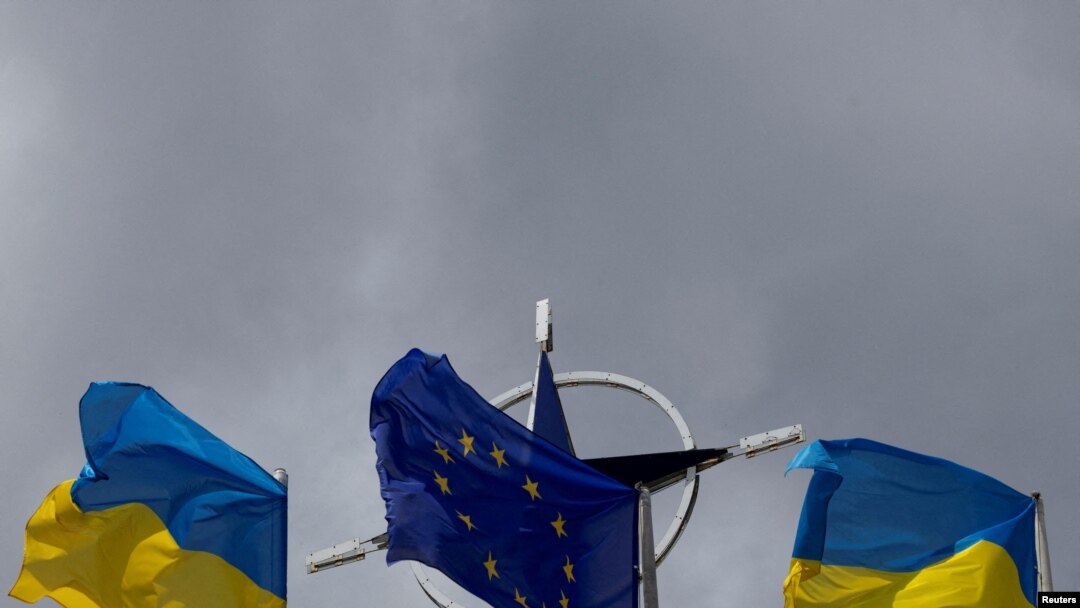 Флаги Украины, ЕС и эмблема НАТО над центром Киева. Архивное фото