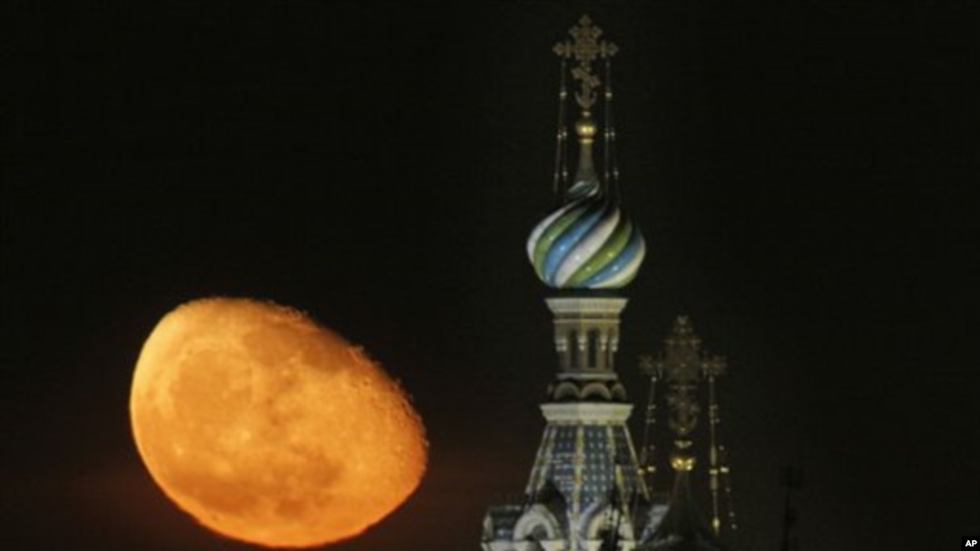 Qizlar yalangoch va bikinida guruhli jinsiy aloqada bolishadi