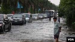 Bencana banjir di Thailand telah menewaskan hampir 300 orang (14/10).