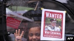 Poster poternica sa likom generala El Sisija u jednom automobilu u Kairu