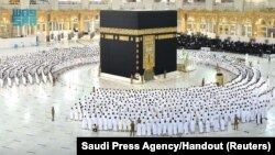 Para jemaah melaksanakan salat subuh tanpa pembatasan jarak di Masjidil Haram di Mekah pada 17 Oktober 2021 setelah pemerintah Arab Saudi mengumumkan pelonggaran pembatasan COVID-19. (Foto: Saudi Press Agency/Handout via Reuters)