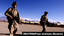 Arhiva - patrola američkih vojnika na aerodromu kod Kabula (Foto: REUTERS/Peter Andrews)