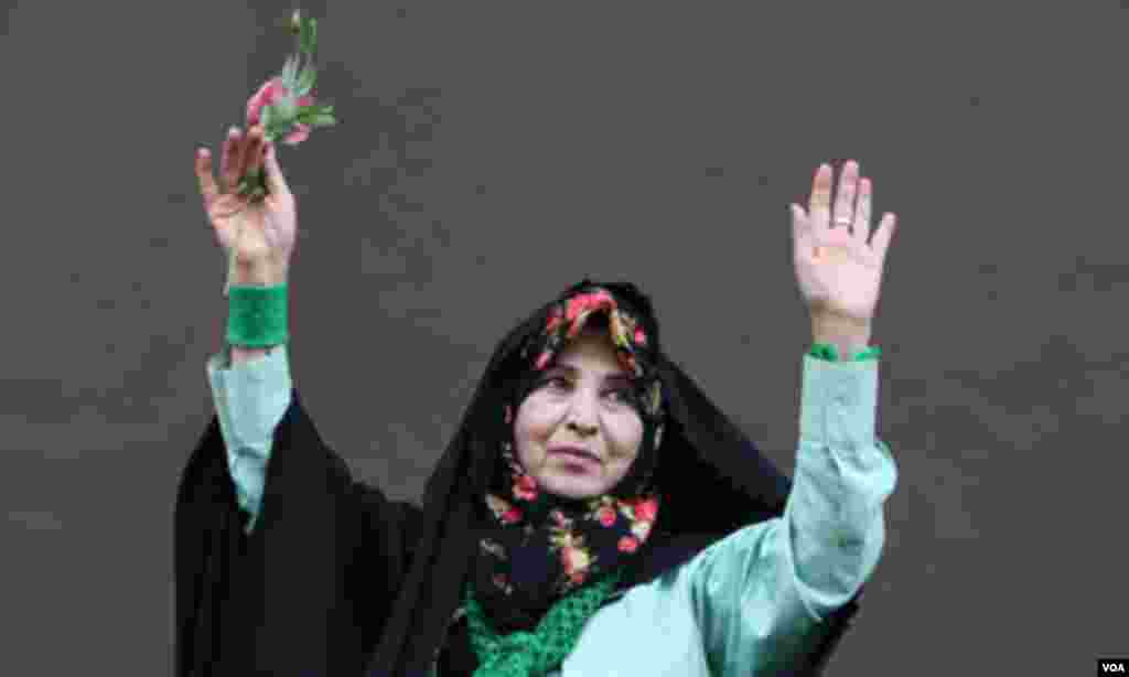 زهرا رهنورد، استاد دانشگاه، هنرمند و سياستمدار: "در این دنیای مدرن و پیچیده فهرست شگفت انگیزی پیش روی ماست، مالامال از ظلم و تبعیض و بی عدالتی و به بهانه حمایت از خانواده، قانون چند همسری مطرح می شود."