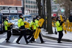 Polisi mengenakan masker, membawa barikade di Seoul, Korea Selatan, Kamis, 2 Desember 2021.