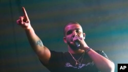 Le chanteur Drake au Southwest Music Festival, le 19 mars 2016 à Austin, Texas. (Jack Plunkett/Invision/AP)