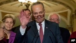 ສະມາຊິກສະພາສູງ ທ່ານ Chuck Schumer, ຈາກພັກເດໂມແຄຣັດ, ກາງ, ຮ່ວມກັບເພື່ອນຮ່ວມພັກເດໂມແຄຣັດ ຂອງທ່ານ, ກ່າວຕໍ່ບັນດານັກຂ່າວໃນລັດຖະ ສະພາ Capitol Hill ທີ່ນະຄອນຫຼວງ ວໍຊິງຕັນ ຫຼັງຈາກຖືກເລືອກໃຫ້ເປັນຜູ້ນຳສຽງສ່ວນນ້ອຍສະພາສູງສຳລັບກອງປະຊຸມລັດຖະສະພາສະໄໝທີ 115th, 16 ພະຈິກ, 2016.