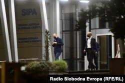 Izlazak advokata iz Državne agencije za istrage i zaštitu nakon saslušanja i zadržavanja premijera FBiH, suspendiranog direktora FUCZ i vlasnika "Srebrene maline"