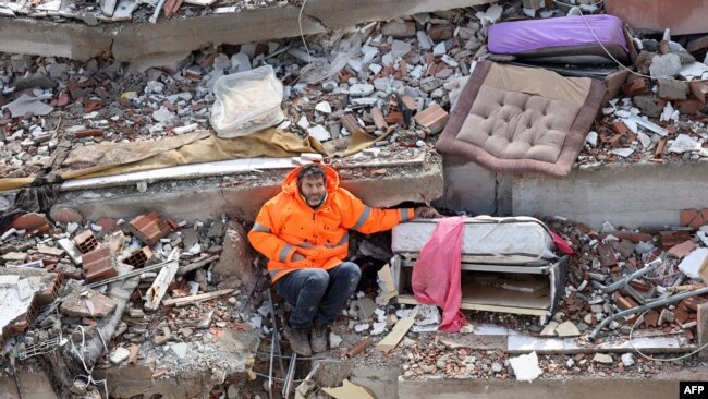 7 Şubat 2023 - Kahramanmaraş'ta depremde enkaz altında hayatını kaybeden kızının elini bırakmayan Mesut Hancer