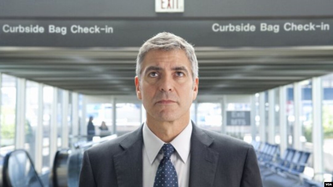 George Clooney kembali menunjukkan kelihaiannya berperan dalam film komedi. Perannya sebagai Ryan Bingham yang hidup dari bandara ke bandara memberinya nominasi aktor terbaik dalam ajang Academy Awards tahun ini.