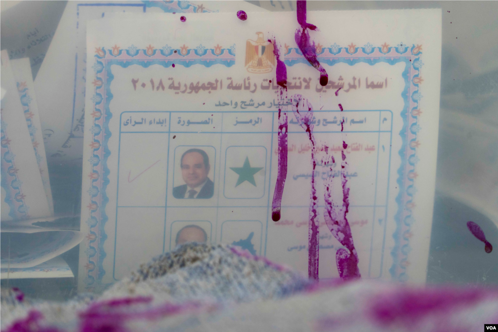 A ballot cast Monday shows a vote for al-Sissi. Battling a poor image in a largely uncontested election, Egyptian officials emphasized transparency as voting began Monday, March 26, 2018. (H. Elrasam for VOA)