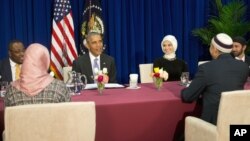 Presiden AS Barack Obama berdiskusi dengan para angota komunitas Muslim Amerika di Baltimore, Februari 2016.